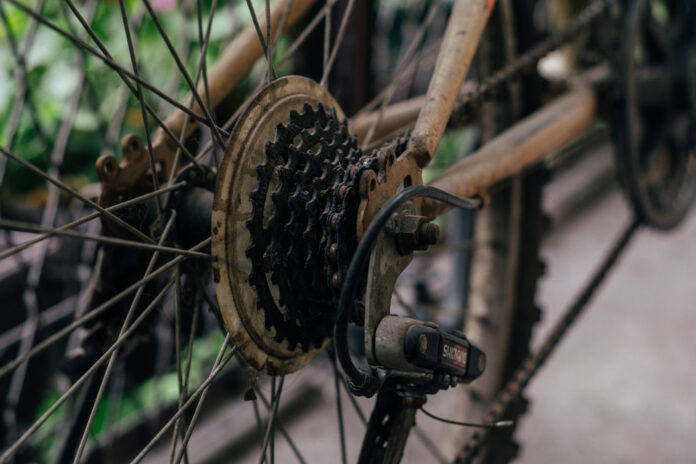 stari-bicikl-za-popravku-neispravan-tocak-delovi-reciklaza