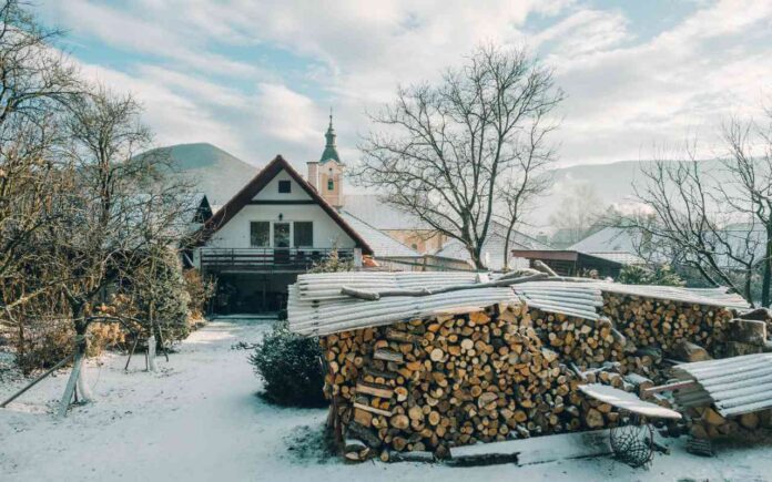 kuca-sneg-naslagana-drva
